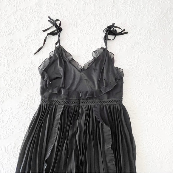 NWOT Lulus Never a Dull Moment Black Tie-Strap Pleated Midi Dress Medium - Picture 5 of 7